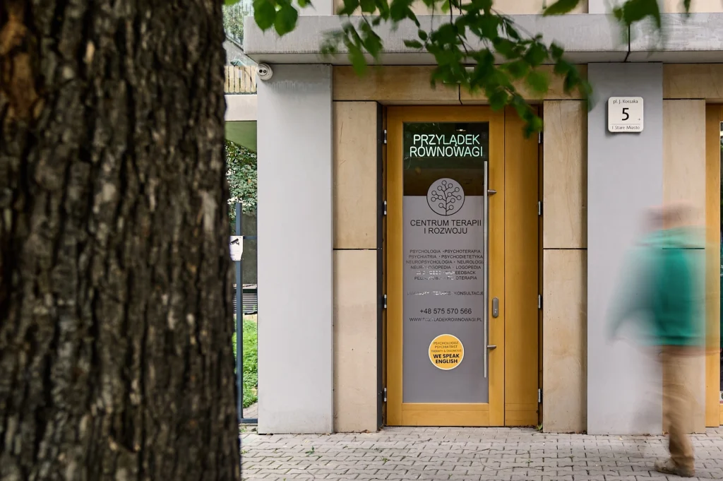 Wejście główne do Centrum Terapii i Rozwoju Przylądek Równowagi w Krakowie przy Placu Kossaka 5A